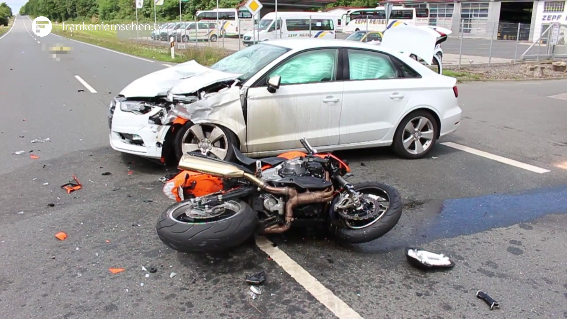 Schwerer Motorrad-Unfall am Kesselberg: Biker prallt gegen Auto